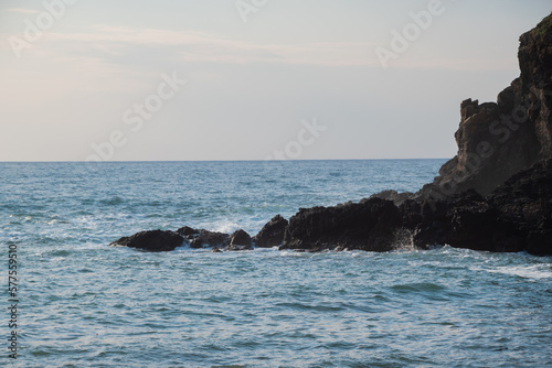 波が打ち寄せる岩場  © kinpouge