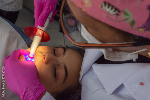 Menina adolescente no dentista em tratamento