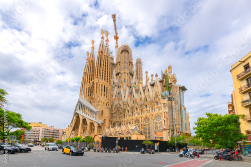 The massive and architecturally unique Antonio Gaudi designed La Sagrada Familia basilica cathedral in the Eixample district of Barcelona, Spain Fototapet