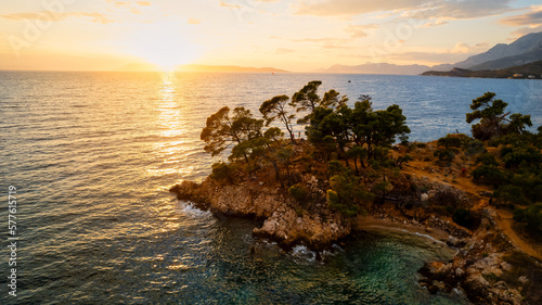 Foto Marvel at the stunning aerial perspective of Croatia's Makarska Riviera, displaying a rocky beach and the captivating turquoise water