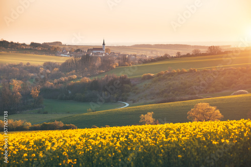 Tranquil view on of sunlit wavy fields of agricultural area Fototapet