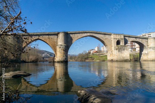 Puente romano de Ourense (siglo I dC), sobre el río Miño. Durante el siglo XII el arco principal del puente cedió, dando lugar a un sinfín de reparaciones. Galicia, España.