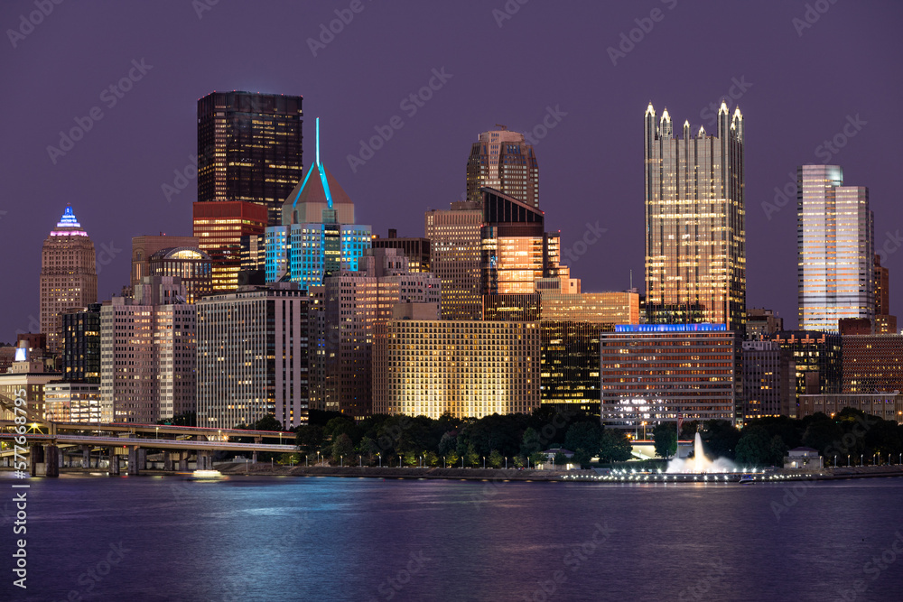Naklejka premium Cityscape of Pittsburgh, Pennsylvania. Allegheny and Monongahela Rivers in Background. Ohio River. Pittsburgh Downtown With Skyscrapers and Beautiful Sunset Sky