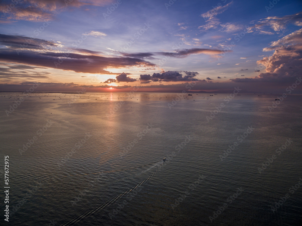 Naklejka premium Sunset in Manila, Philippines. Beautiful Ocean And Colourful Cloudy Sky