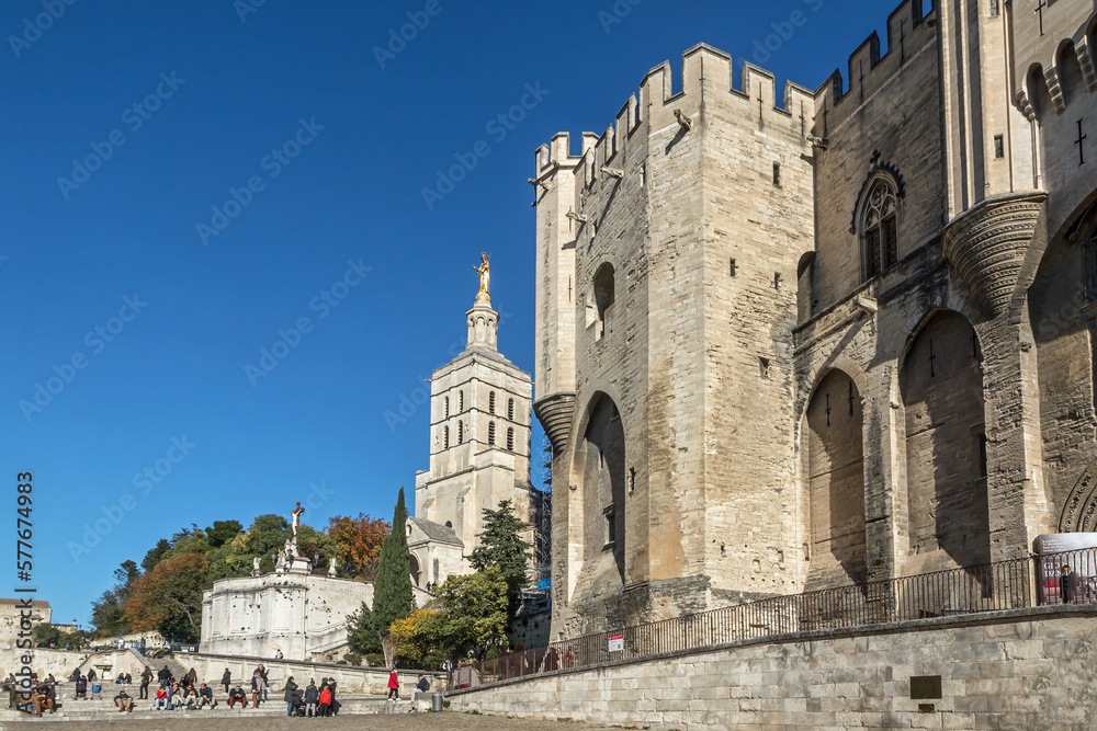 Palais des Papes à Avignon dans le Vaucluse à l' automne , France