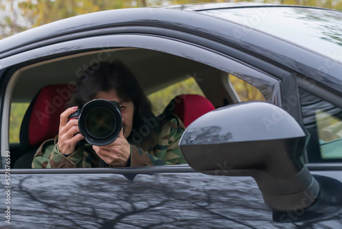 Eine Frau fotografiert aus dem Auto heraus photo