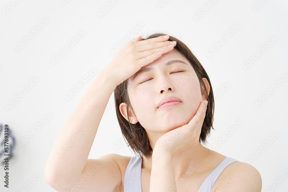 Naklejka premium スキンケアする20代女性