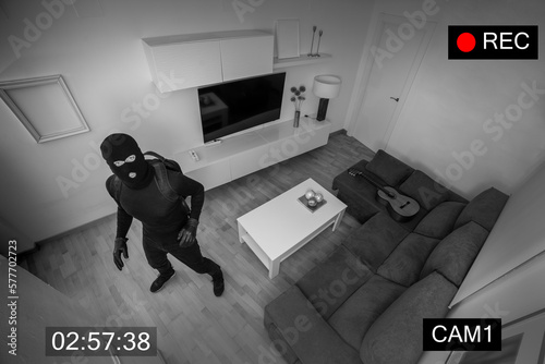 Fotografiet ROBBER STEALING IN A HOUSE CAPTURED ON SURVEILLANCE CAMERA