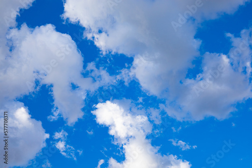 鮮やか、爽やかな青空に雨雲が混じりこむ都会の空・雄大な清々しい空と雲（東京都千代田区）