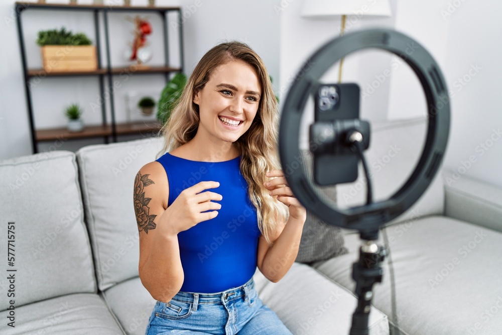 Obraz premium Young woman recording tutorial by smartphone at home