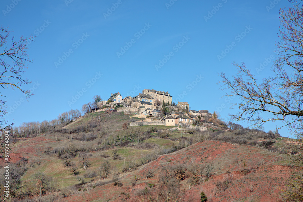 Vue sur le village de Panat - Commune de Clairvaux d'Aveyron dans le département de l'Aveyron en région Occitanie