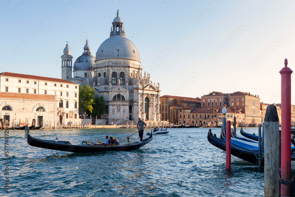 Venezia. Gondole sul Canal Grande con La Salute