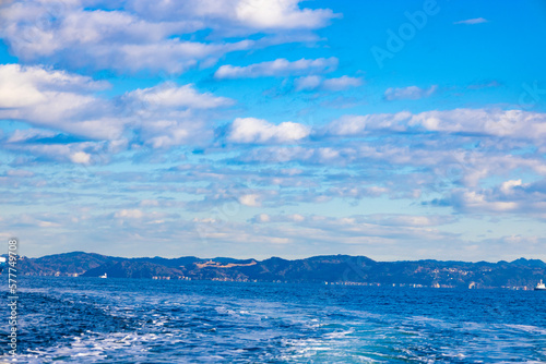 東京湾・金田湾の海上のヨットからの鋸山の町並みと、風でぶつかりあう波と海（千葉県鋸南市） © nsd