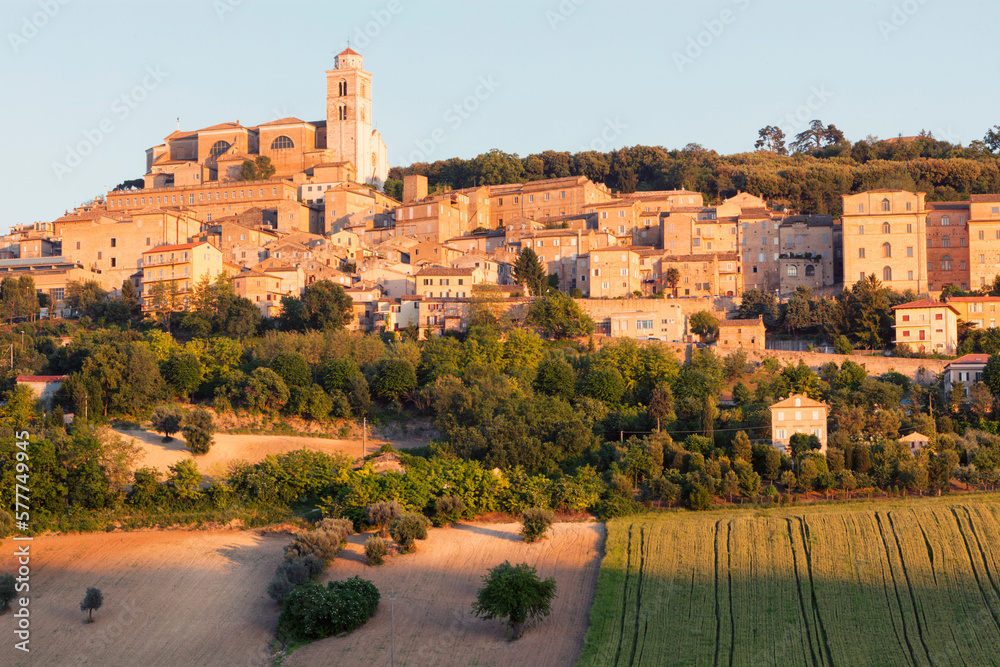 Fermo. Marche. Panorama della cittadina nel contesto rurale con la Cattedrale di Santa Maria Assunta
