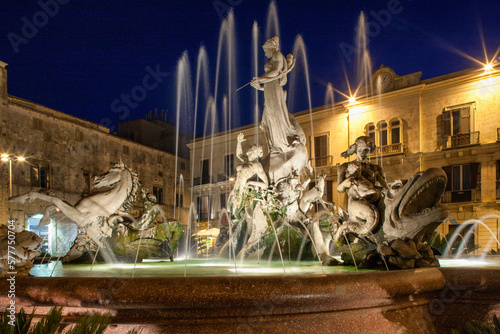Siracusa. Fontana di Diana in Piazza Archimede di notte.