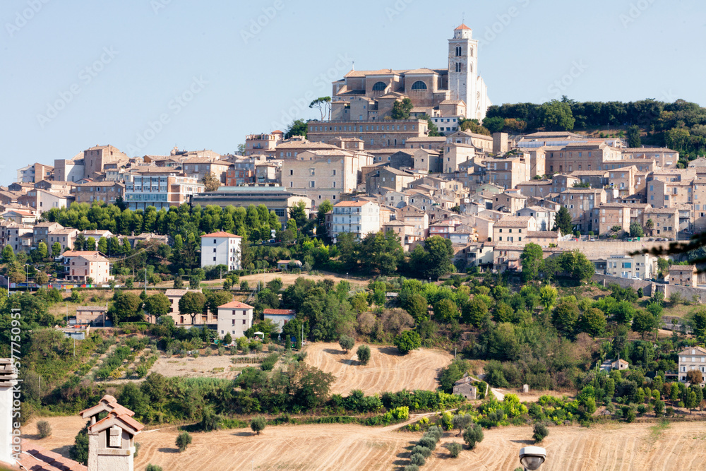 Fermo.Panorama della città con la Cattedrale di Santa Maria Assunta e la parte storica situata in cime al Colle Sàbulo