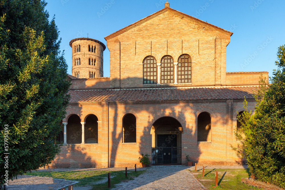 Ravenna.Basilica di Sant'Apollinare in Classe con campanile cilindrico.
