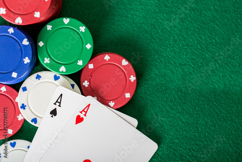 Tableau sur toile Poker concept with cards, gambling chips on green table