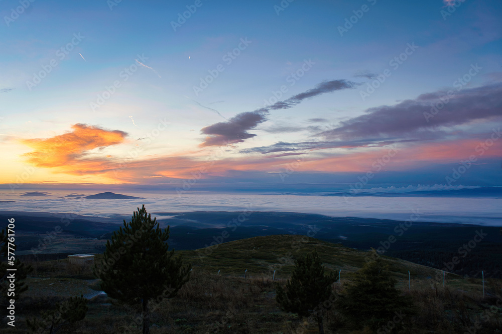 Naklejka premium mountain peaks visible through the clouds