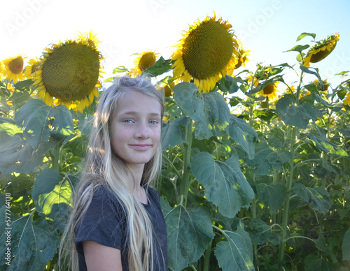 Mädchen im SOnnenblumenfeld
