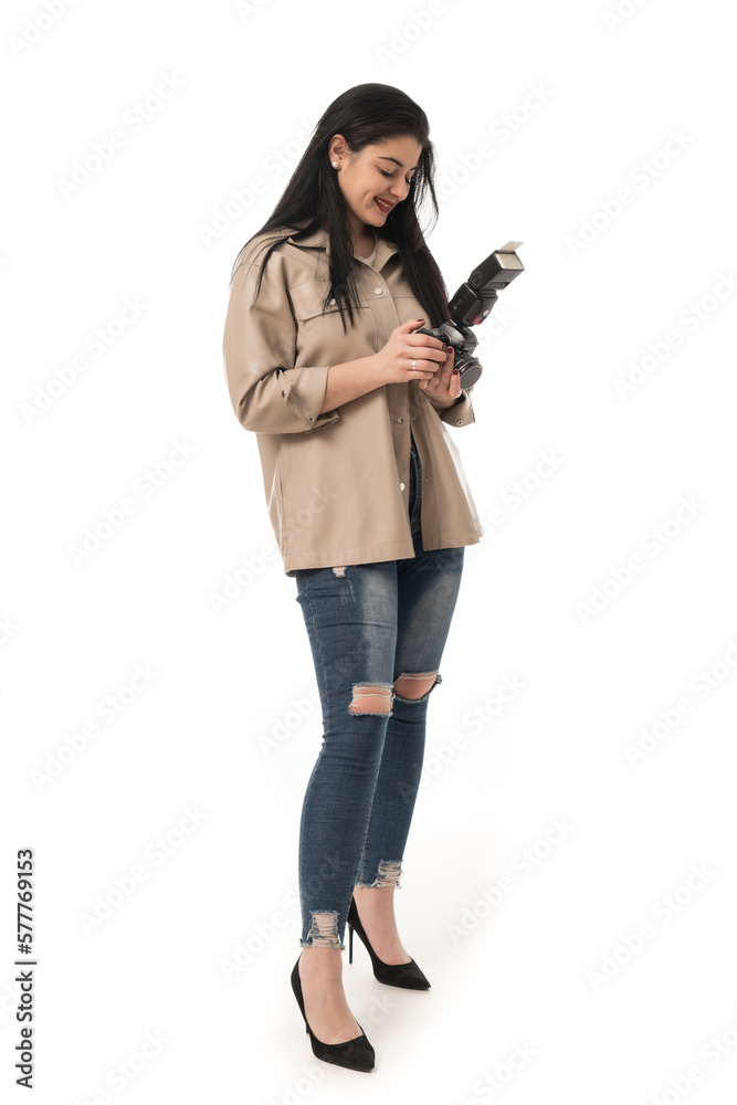 mujer joven y alegre trabajando de fotógrafa en estudio haciendo sesion de fotos de moda sobre fondo blanco mujer joven y alegre trabajando de fotógrafa en estudio haciendo sesion de fotos de moda sobre fondo blanco