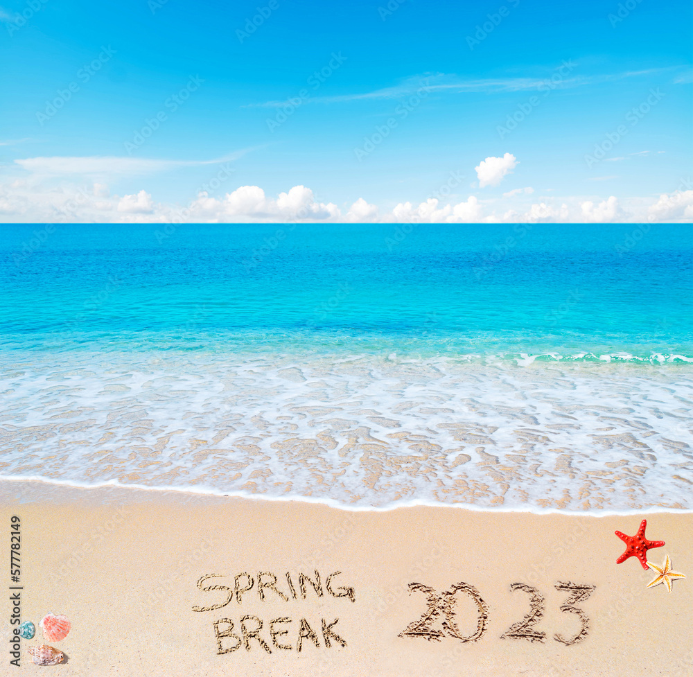 spring break 2023 written on the sand - obrazy, fototapety, plakaty 