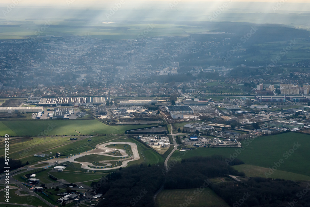 vue aérienne d'un circuit de karting à Abondant en Eure-et-Loir en France