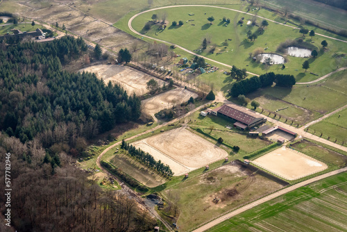 vue aérienne d'un centre équestre à Civry-la-Forêt dans les Yvelines en France