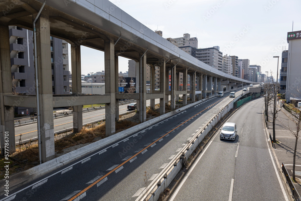 新御堂の道路の上の北大阪急行電鉄の高架線 新御堂の道路の上の北大阪急行電鉄の高架線