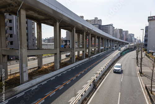新御堂の道路の上の北大阪急行電鉄の高架線