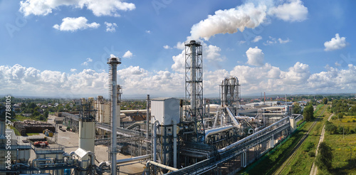 Fotografie Aerial view of oil and gas refining petrochemical factory with high refinery plant manufacture structure