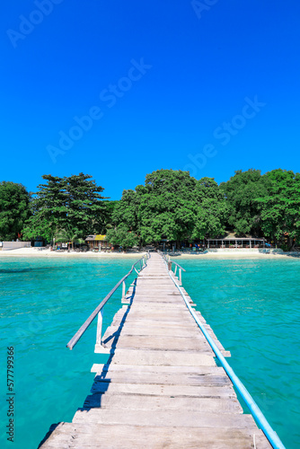Fototapeta Naklejka Na Ścianę i Meble -  Wooden Pier to the Paradise Island on the Samet Island, Thailand
