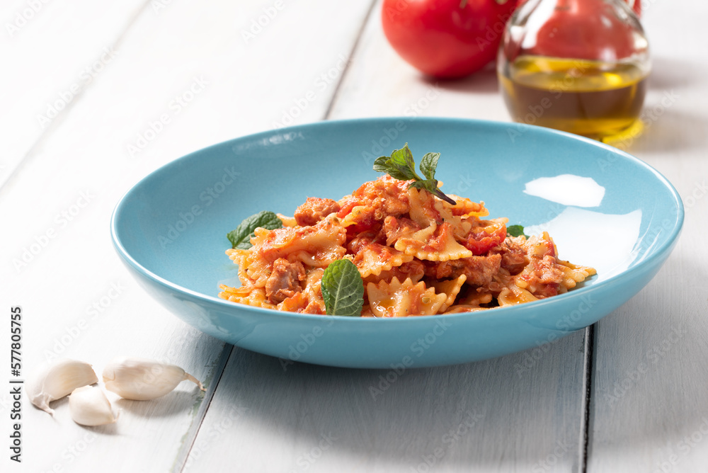 Piatto di deliziose farfalle condite con ragu di pesce, cibo italiano Piatto di deliziose farfalle condite con ragu di pesce, cibo italiano
