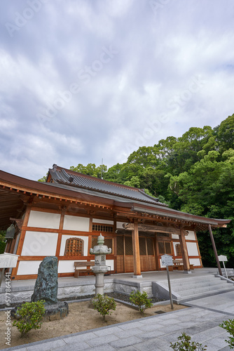 「一遍上人の誕生地」として愛媛県指定史跡に指定されている宝厳寺。時宗の寺。
