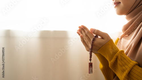 Fotografia Beautiful Asian Muslim woman in hijab dress sitting in mosque and praying