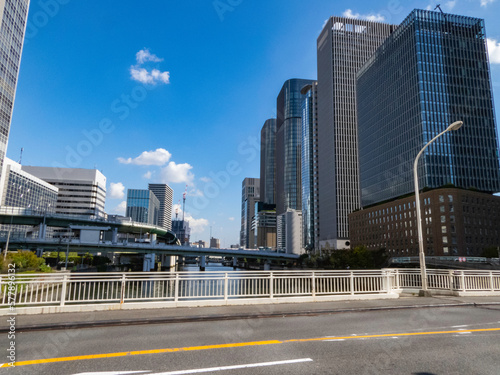 大阪中之島からみた大阪の昼の街
