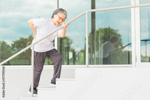 腰痛のリハビリで階段の昇り降りをする高齢者女性（ロコモ・フレイル・サルコペニア・骨粗鬆症） Fototapet