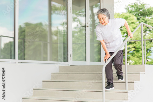 Wallpaper Mural 関節痛・膝痛のリハビリで階段の昇り降りをする高齢者女性（ロコモ・フレイル・サルコペニア・骨粗鬆症）