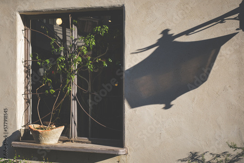 雰囲気のある窓と街灯の影
Atmospheric windows and streetlight shadows