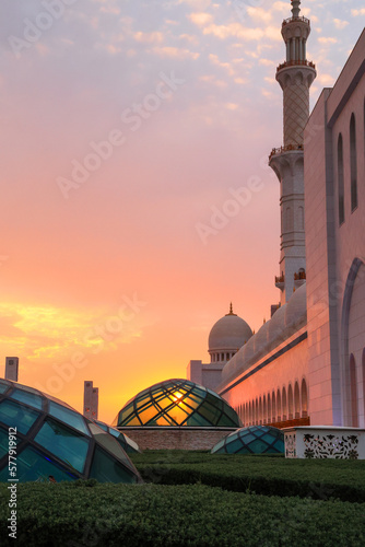 Foto The sunset through the glass dome at the Sheikh Zayad Grand Mosque