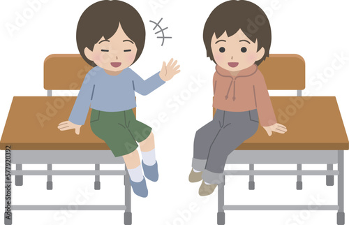 椅子ではなく机の方に座る男児