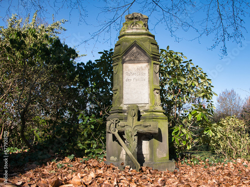 schöner alter Grabstein mit herabgefallenem Kreuz auf einem Friedhof in Gelsenkirchen photo