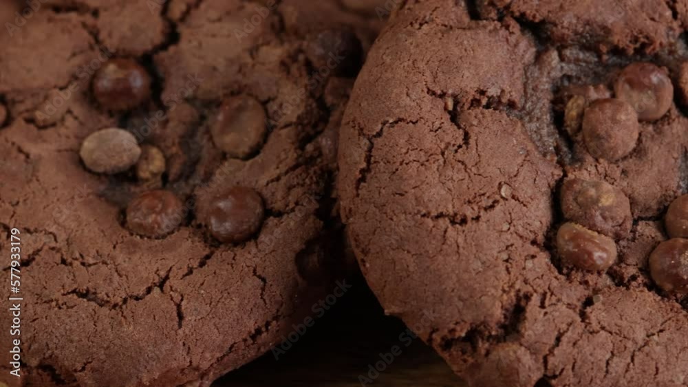 biscuits cookies au chocolat en gros plan, isolé sur une table en bois