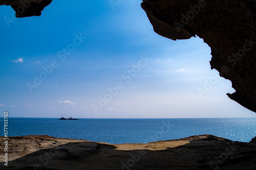 洞窟からの海