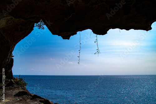 洞窟からの海