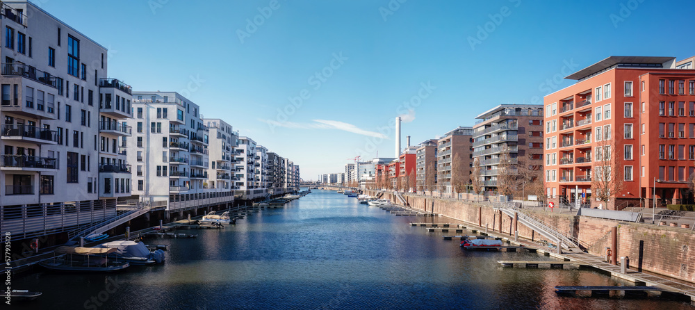 waterfront homes at frankfurt westhafen