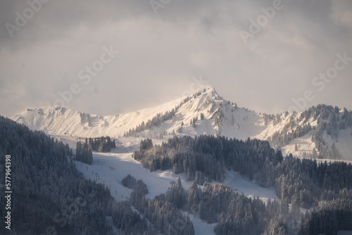 Alpen mit Schnee bedeckt, fotografiert aus Schöllang