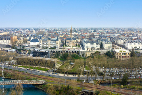 Vue aérienne par drone du boulevard des Pyrénées de la ville de Pau en hiver