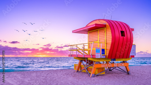 Fotografia colorful lifeguard hut at miami beach, florida