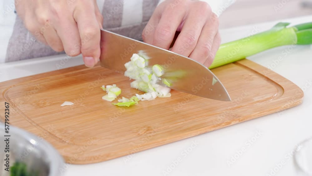 ネギを切る男性の手元